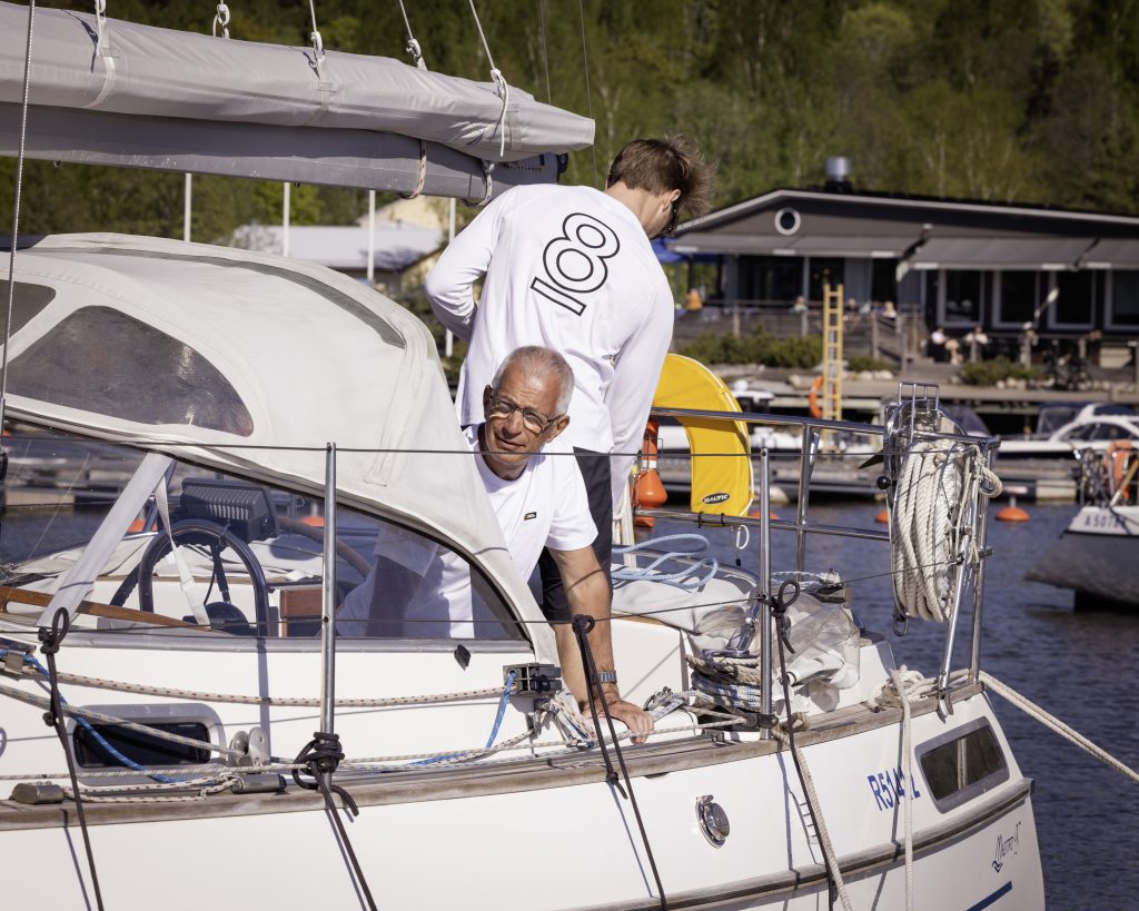 Purjehtijoita Mathildedalin Marinassa