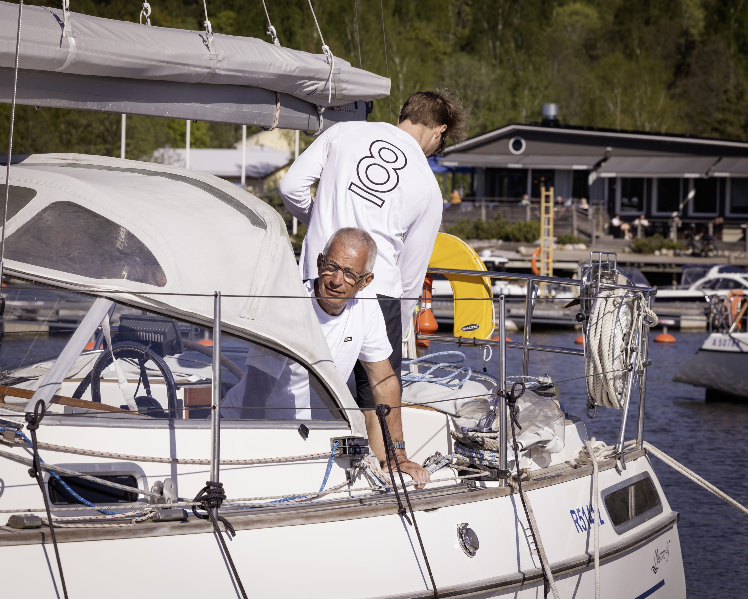 Purjehtijoita Mathildedalin Marinassa