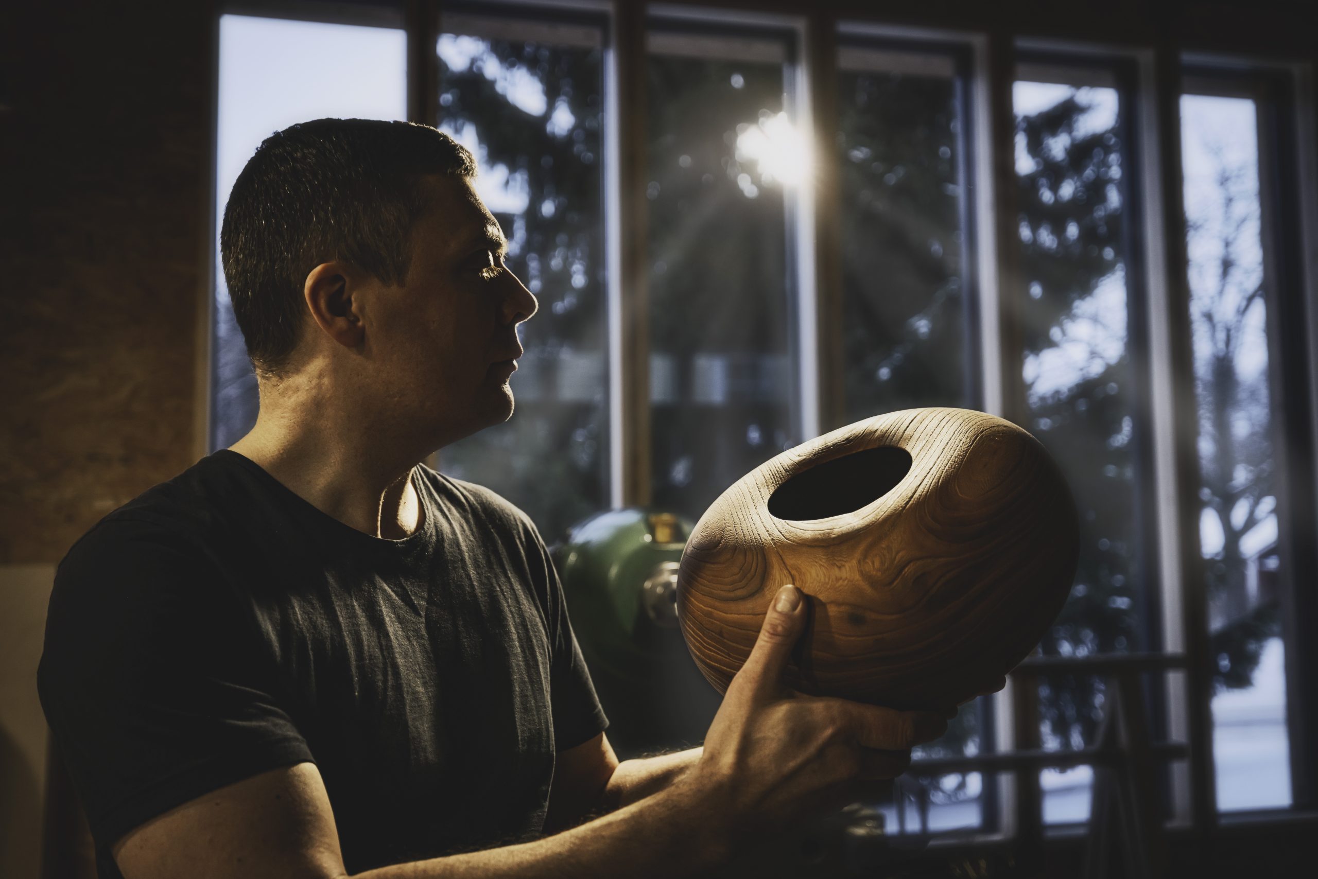 puuseppämestari katsoo tekemäänsä puista ruukkua Matti Söderkultalahti, Mathildedal