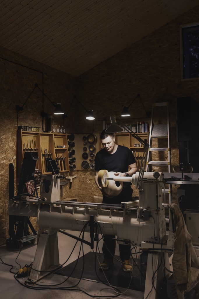 Puuseppämestari Matti Söderkultalahti työhuoneellaan Mathildedalissa