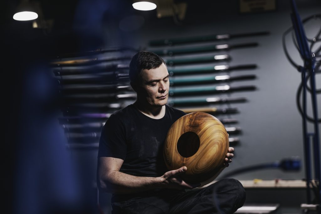 Puuseppämestari Matti Söderkultalahti ja hänen tekemänsä puukulho