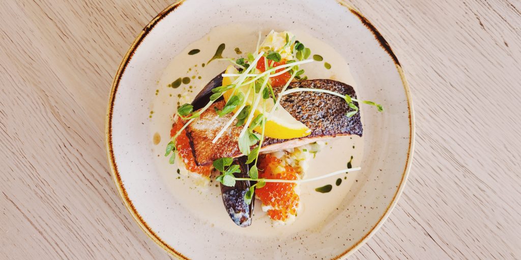 Näyttävä lohiannos lautasella. Matildan Marina.