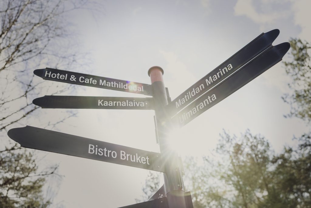 Katukylttejä Mathildedalin Ruukkitehtaiden rannassa