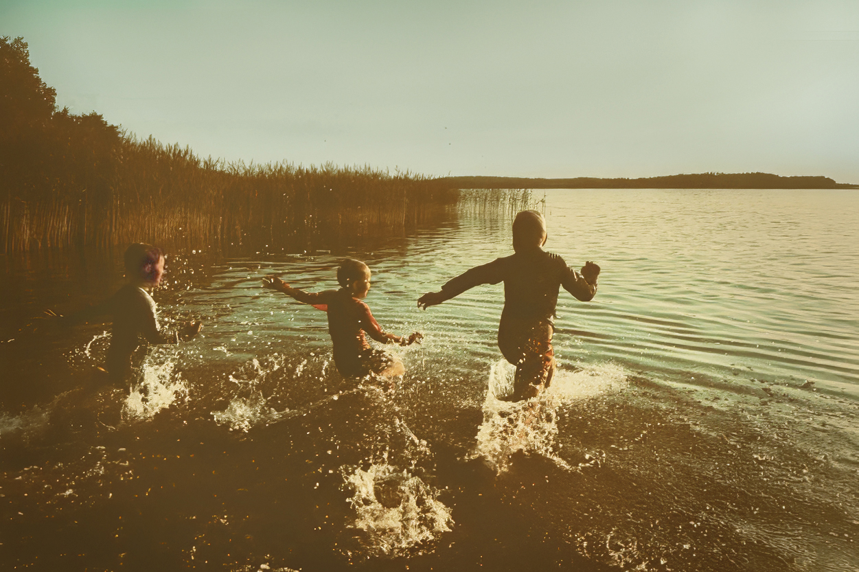 Lapset juoksevat mereen Mathildedalin hiekkarannalla
