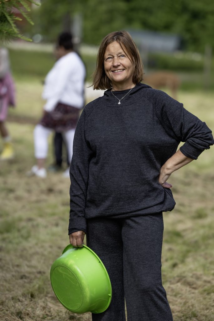Sini Honkala kädessään vihreä muoviastia