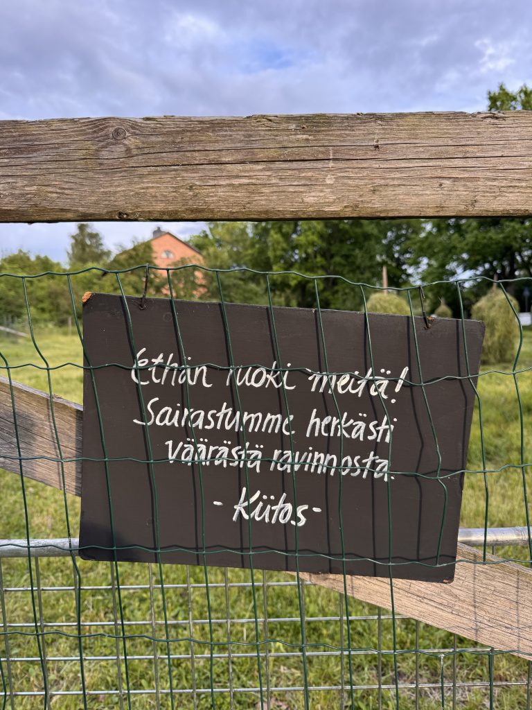 Aitaan kiinnitetty kyltti, jossa lukee: "Ethän ruoki meitä! Sairastumme herkästi väärästä ravinnosta. -Kiitos"