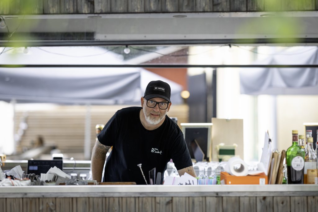 Stig Holmberg kurkistaa keittiöstä