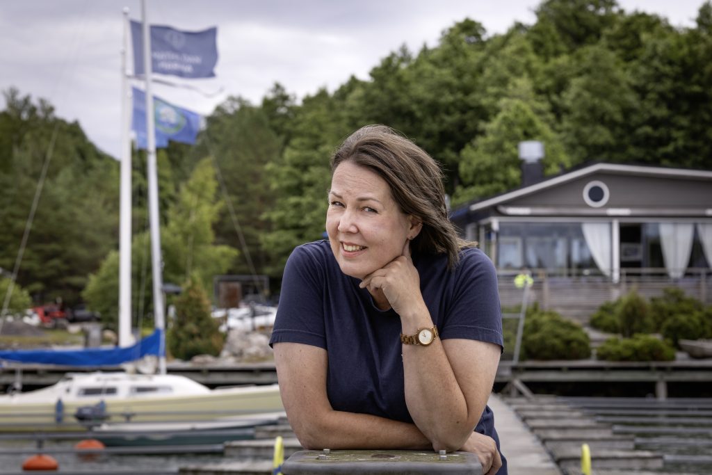 Maria Rantanenposeeraa ulkona, taustala metsää ja Matildan Marina