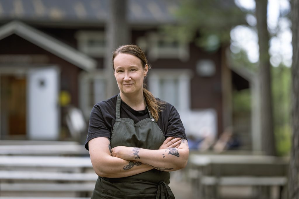 Niina Vihnusvuori seisoo Teijon luontotalon edessä